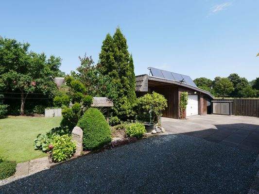 Blick auf die Nebengebäude und den Garten