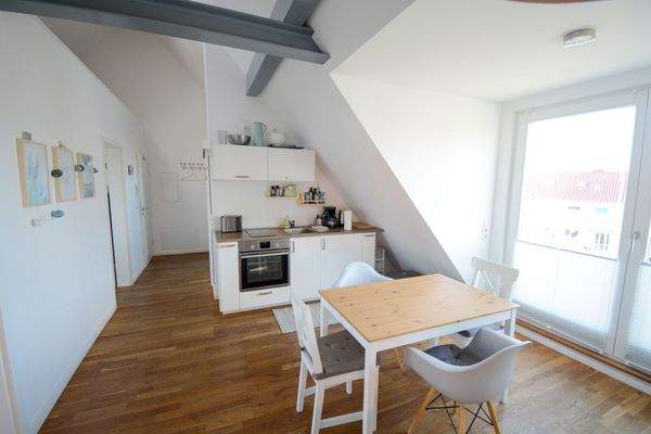 Wohn-/Esszimmer mit Balkonzugang