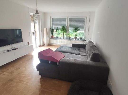 EG: Wohnzimmer mit Zugang zu Terrasse / Garten Bild 2