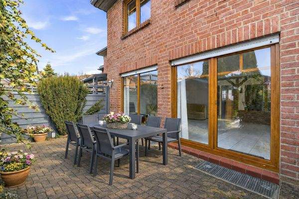 Ansicht Terrasse möbliert