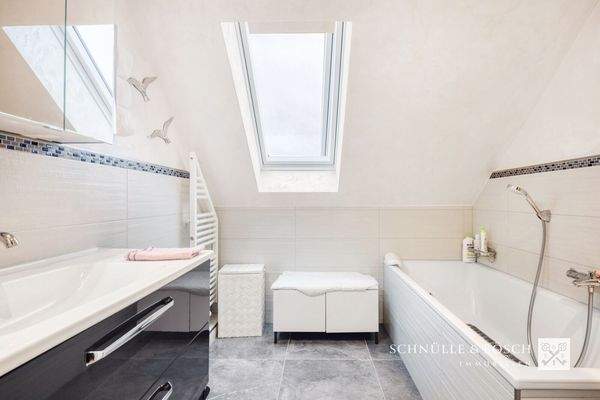 Das Badezimmer im Dachgeschoss frisch renoviert