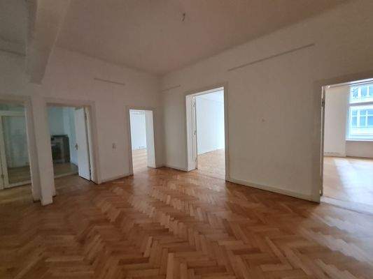 großer Eingangsbereich.jpg