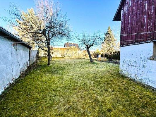 Garten hinter Mehrfamilienhaus