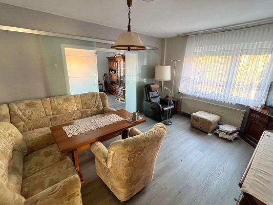 Heller Wohnbereich mit Zugang ...