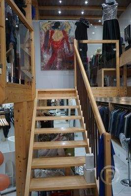 Aufgang zum Galeriegeschoss Verkauf - Beratung