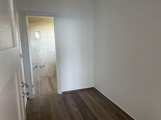 Ankleide zw. Schlafzimmer 1 und Bad