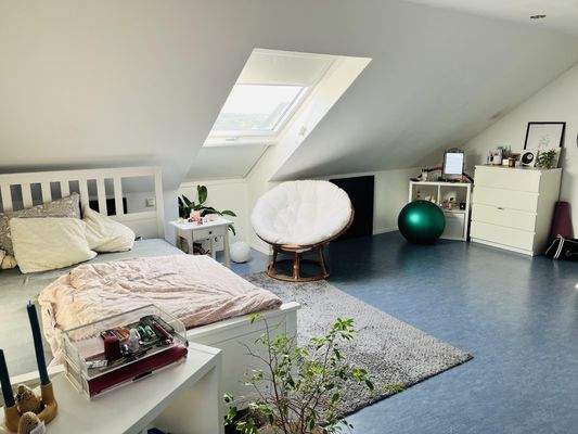 helle, große Zimmer durch Giebel- und Liegefenster im Dachgeschoss