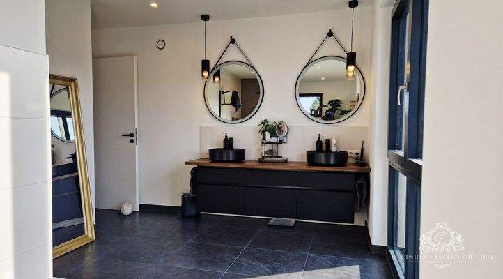 ...mit Doppelwaschplatz und großem Spiegelensemble