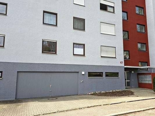 Hauseingangsbereich und Garageneinfahrt.jpg