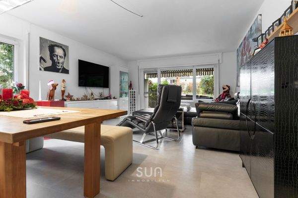 LICHTDURCHFLUTETES WOHNZIMMER