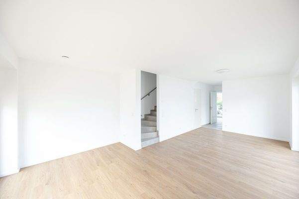 ...mit Aufgang zum 1. Obergeschoss !