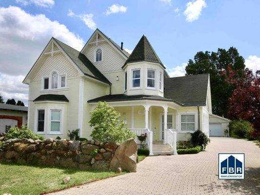 Frontansicht u. Auffahrt