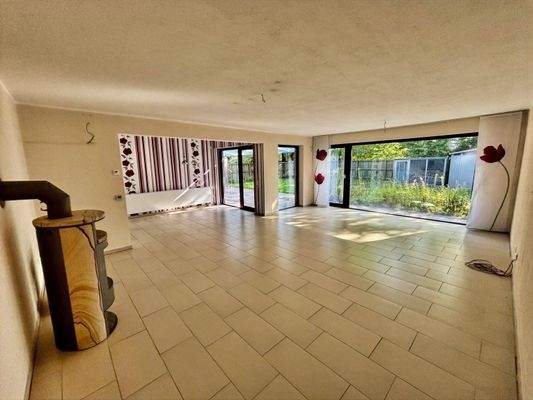 Großzügiger Wohn- Essbereich mit Kaminofen