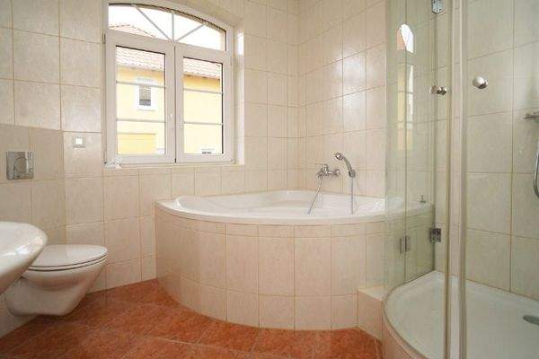 Bad mit Dusche und Wanne