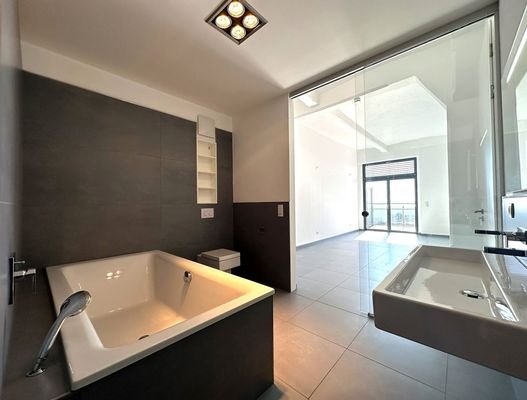 En Suite Masterbad mit Blick ins Schlafzimmer