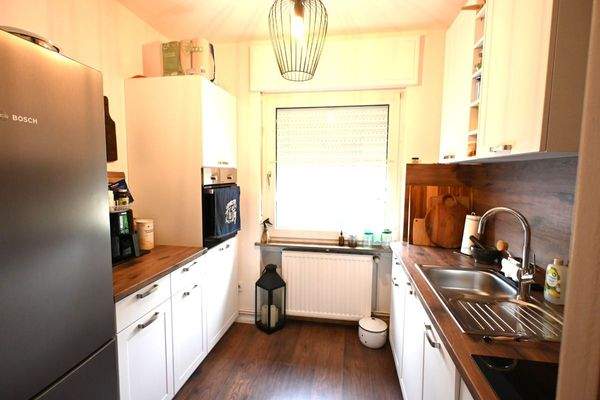 Küche mit angrenzendem Wohn-/Essbereich