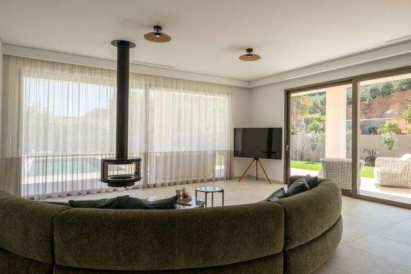 Kreta, Tavronitis: Zeitgenössisch eingerichtete Villa mit Pool zu verkaufen