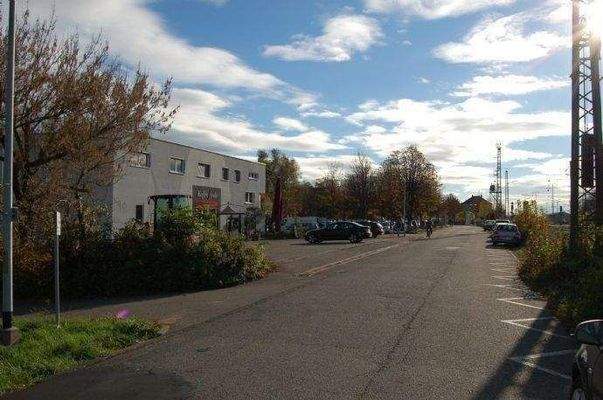 LINKS: OBJEKT - IM HINTERGRUND: BAHNHOF