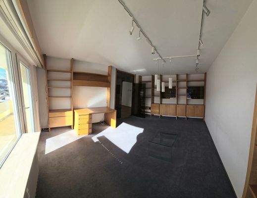 Großzügiges Wohnzimmer mit Balkonzugang 