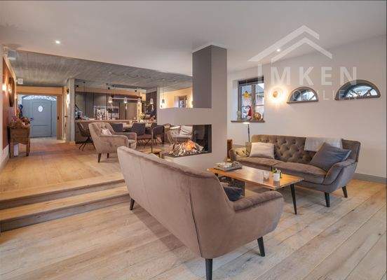 Wohnzimmer mit Kamin