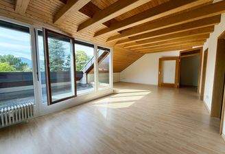 Helles Wohnzimmer mit Zugang zum Balkon