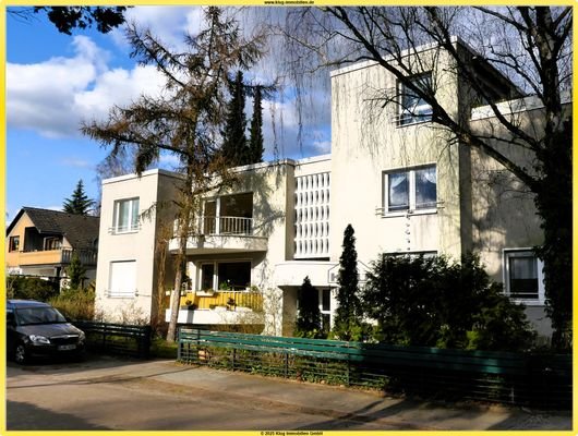 Straßenansicht mit Hauseingang