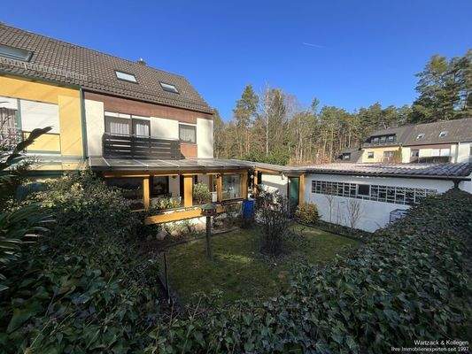 Gartenansicht mit Wintergarten und Garage