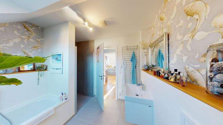 Tageslichtbad mit Dusche und Wanne