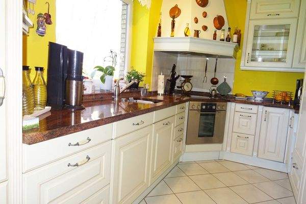 Landhausküche mit Granitarbeitsplatte