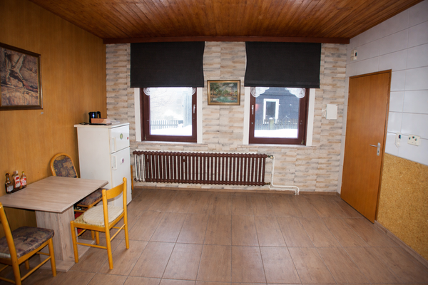 Rustikales Esszimmer mit Fensterblick.png