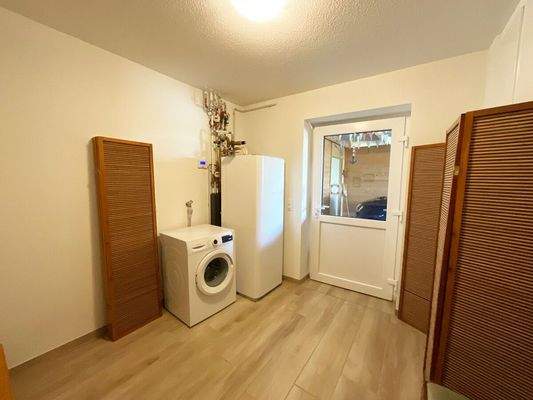 HWR/Seiteneingang zur DG Wohnung