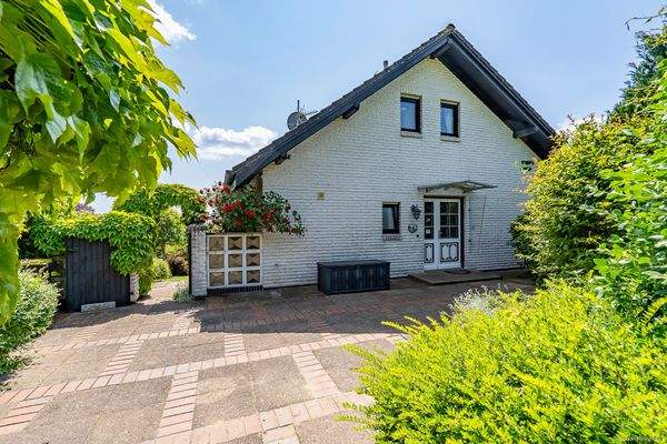 Giebelansicht mit Haustür und Hofplatz