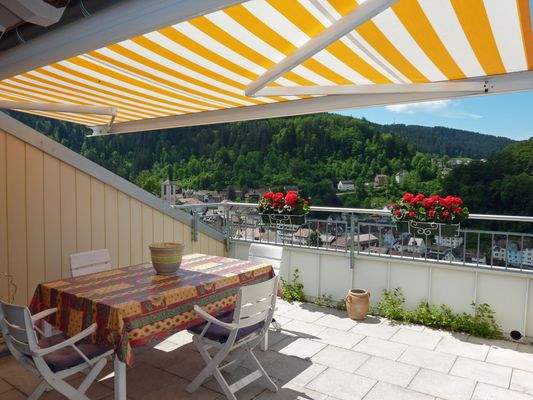 Herrliche, ca. 16 m² große Dachterrasse mit Blick über Triberg und die umgebenden Schwarzwaldberge