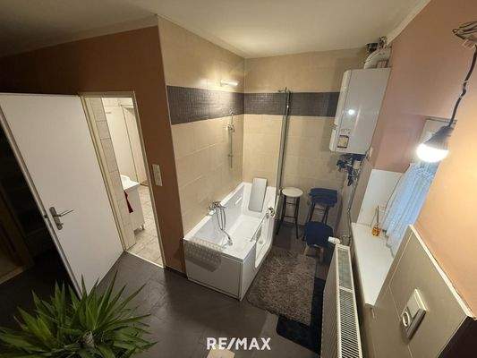 Bad mit Wanne & Lagerraum & Ausgang