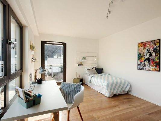 Helles Jugendzimmer mit viel Licht