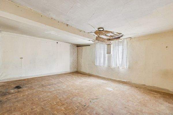 1.OG: Wohnhaus- großes Zimmer  nach vorne