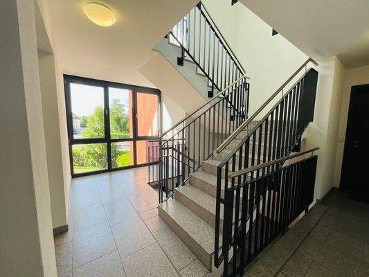 Treppenhaus inkl. Aufzug