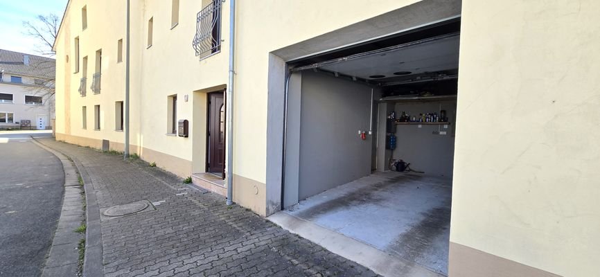 Garage, Haustür zur Wohneinheit im OG