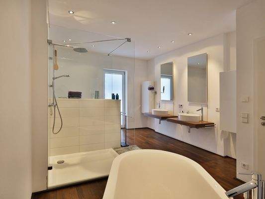 Tageslichtbad mit Parkett