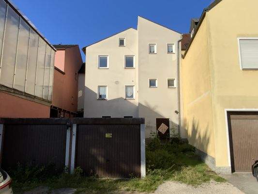 Hinteransicht mit Garagen