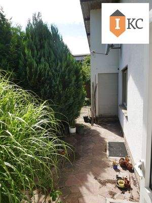 Seitliche Zugang vom Wintergarten zur Terrasse