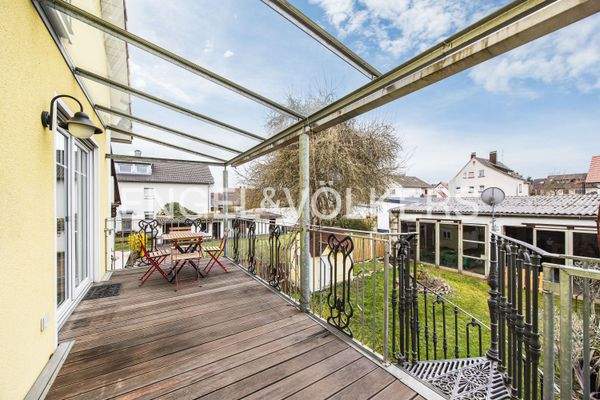 26 m² großer und überdachter Balkon mit Wendeltrep