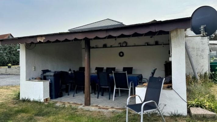 überdachter Außensitzplatz