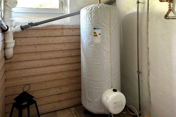 Warmwasserboiler im Keller