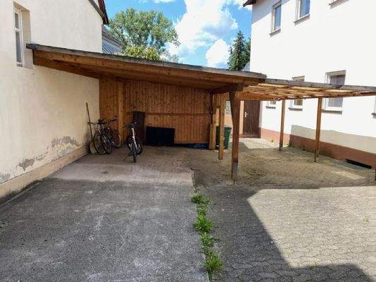 Großer Innenhof mit 2 Stellplätzen