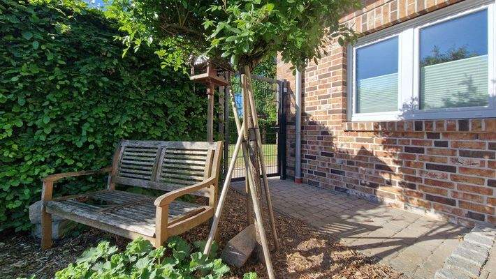 V1599 hübsch angelegter Vorgarten