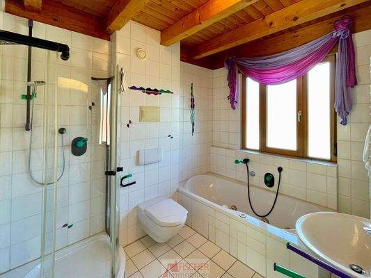 OG Bad mit Wanne und Dusche