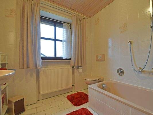 ...und zwei Bäder zur Verfügung.