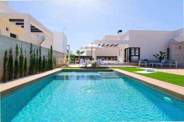 Detached 3-Bedroom Houses with Private Pools in Rojales