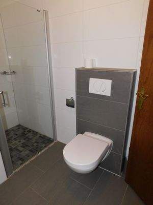 Bad mit Dusche 3